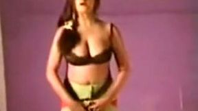 Bosomy amateur Indian hottie in sari dances and flashes her nice big tits