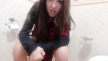 vulgar milf Chantal on the wc