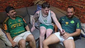 foi assistir a partida de futebol com dois torcedores ativos e tomou pica gostoso no cu.