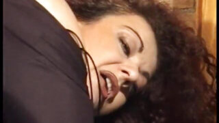 Jessie Jensen wird hart anal penetriert und bekommt einen schmutzigen Creampie-Abschluss.