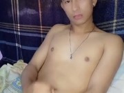 Hetero curioso de 18 años masturbándose con corrida, solo en casa.