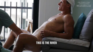 Pancutan mani, jantan, berbulu, otot, tidak dipotong, memerah susu – gay amatur Eropah yang tidak bersunat sedang bercinta di punggung