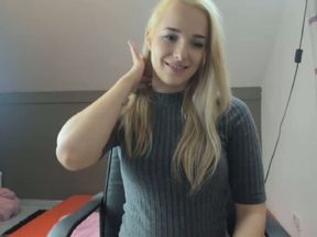 This webcam model's booty is so delicious and squishy and she got a donk