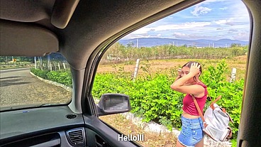 LE DOY UN AVENTON A UNA CHICA QUE ENCONTRE EN LA CARRETERA Y TERMINO FOLLANDOME A CAMBIO DEL TIQUETE DE AUTOBUS