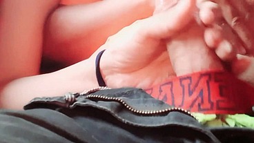 LE HAGO LA MEJOR MAMADA DEL MUNDO AMATEUR A MI HIJASTRO EN EL AUTOBÚS, SOY SU MADRASTRA COLEGIALA TEEN PUTA, SEXO REAL CASERO AMATEUR.