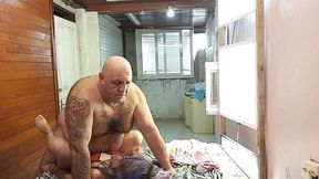 novinha adora quando o coroa pega ela de conchinha safada