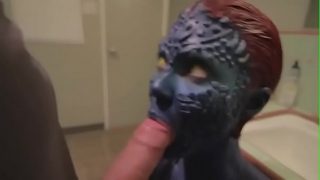 Incroyable cosplayeuse mystique suce une énorme bite en POV