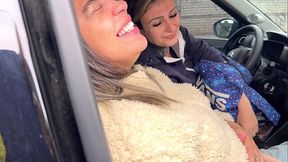 A woman who runs a ride-hailing app picks up a wheelchair user at Sé station. She doesn't have the money to pay for the ride! And she lets herself be sucked off after peeing as payment!
