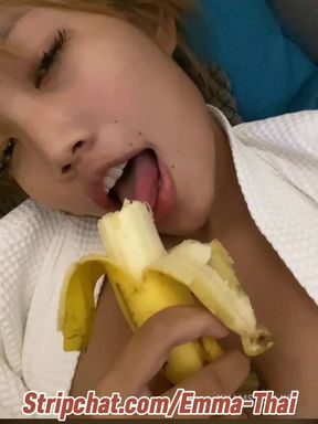 Emma Thai Plays with Banana and Tease Sexy in Live Webcam Show