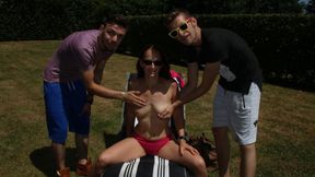 Trio in de tuin met Milf Sara