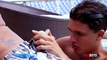 Fodendo gostoso na piscina de casa!