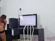 Safada sozinha em casa sem calcinha recebe técnico da net!