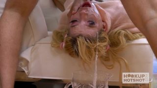 Kenzie Reeves wird mit Sperma überschüttet und anal gefickt