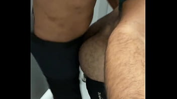 ESSE MACHO ME SEGUIU AT&Eacute_ O BANHEIRO E ENTROU NO BOX, QUE PICA ENORME LOGO QUIS D&Aacute_, ELE EMPURROU COM FOR&Ccedil_A EU GOZEI.
