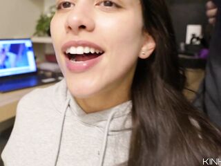 Mi novia lalin girl se calienta viendo porno, me da una MAMADA y FOLLADA DURA