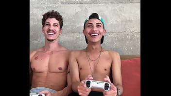 NOVINHO PERDEU NO GAME E TEVE DE SENTAR NO PAUZ&Atilde_O DE 25CM