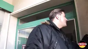 Volwassen Duitse blondine rijdt op een jonge lul in een cowgirl.