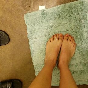 Bathroom Masturbation on feet and toes