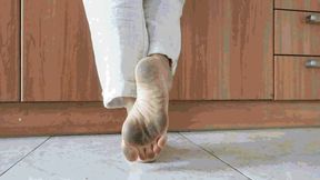 Barefoot on the floor AVI (1920x1080) FHD