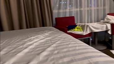 Joven mexicano caliente se deja follar por 2 machos deseosos de culo.