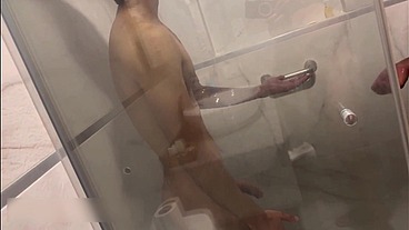 Joven mexicano caliente se deja follar por 2 machos deseosos de culo.