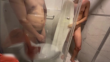 Joven mexicano caliente se deja follar por 2 machos deseosos de culo.