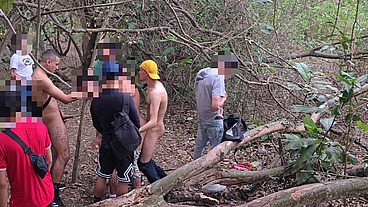 SURUBA GOSTOSA ENTRE HOMENS E GAYS NO MATO