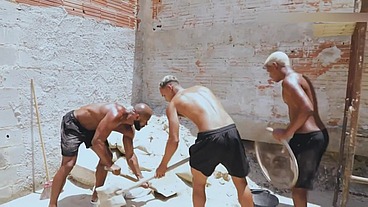 Trabalhando na obra com um amigo e o encarregado tava todo cheio de graça. Safado pra pagar nossa diária exigiu que a gente fudesse ele. - Parte I