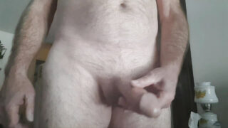 Gros plan sur des papas amateurs américains : des hommes mûrs avec d'énormes bites qui éjaculent fort et avalent tout.