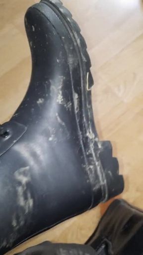 Dirty rubberboots with leatherpants