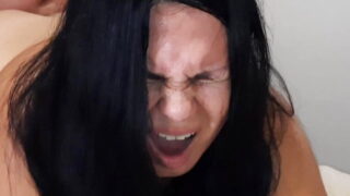 Eine kurvige Frau lässt es sich in einer wilden Hardcore-Analorgie tief besorgen
