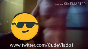 Chupando pau do coroa gostoso