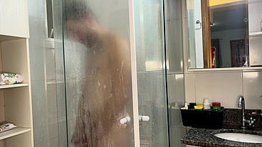 TWINK SAFADO VENDO CUNHADO NO BANHO