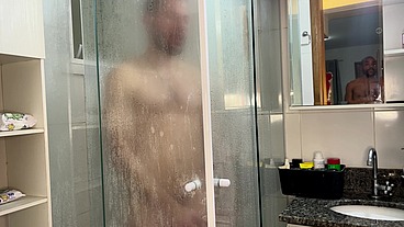 TWINK SAFADO VENDO CUNHADO NO BANHO