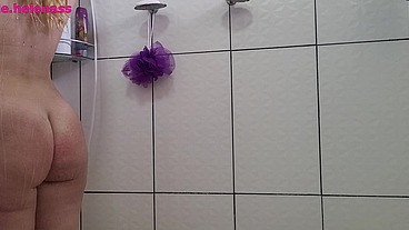 Esposa gostosa tomando banho depois da academia!