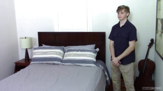 Nuori korkeakouluopiskelija imee ja silittää isää ennen raakaa anaalivittua