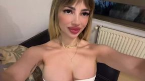 Chica joven se deja besar por fan en Santiago de Chile