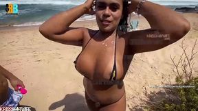 realizador baiano, corno manso convida comedor para passar o dia na praia com a esposa kriss hotwife e grava sua esposa namorando , chupando a rola do negao , transando na praia e bebendo leiti