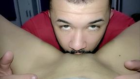 Mulher casada chama o seu amante para chupar a buceta dela enquanto marido est&aacute_ trabalhando na rua