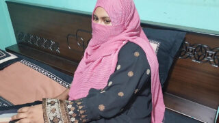 พี่ชายกระแทกก้นแน่นๆ ของเธอจนเธอถึงจุดสุดยอดอย่างรุนแรง จากนั้นเธอก็ดูดอวัยวะเพศของเขา