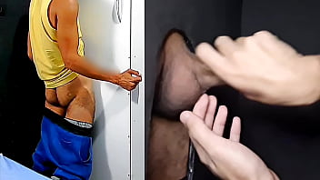 PARTE 1: Motorista de app hetero do pau grande veio conhecer meu GloryHole, me chamou para fora, deixou eu mamar seus mamilos e ainda acariciou minha bunda!!!