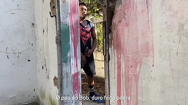 O NEGÃO FODE MEU CU NO LIXO, EM UMA CASA ABANDONADA NA FLORESTA.