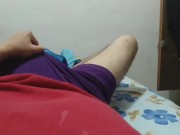 BULTOS GRANDES DE VERGA ENORME DE MACHO MEXICANO BAJO SHORTS MORADOS 🍆🥒😈🍌💜 / BIG DICK BULGES