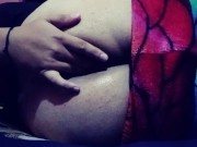 Metiéndome los dedos mientras estoy acostadito en cama