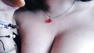 Solo girl clip van amateur Latina slet die masturbeert met dildo vibrator