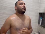 Mi compañero habitación se ducha y me folla a pelo