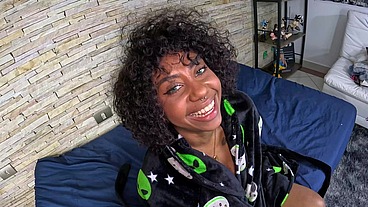 A preta gostosa garioca entra na madeira ao chegar na mansão do Ted