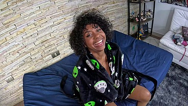 A preta gostosa garioca entra na madeira ao chegar na mansão do Ted
