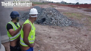 Amateur zwarte homoseksuele man geeft een hete orale seks zonder condoom en masturbeert vervolgens met een vibrator tot een enorme ejaculatie in een zelfgemaakte video in het openbaar.