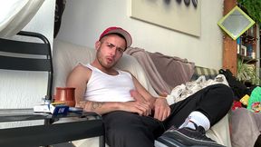 bienvenue david luca ! mets toi a l aise et tape toi une queue